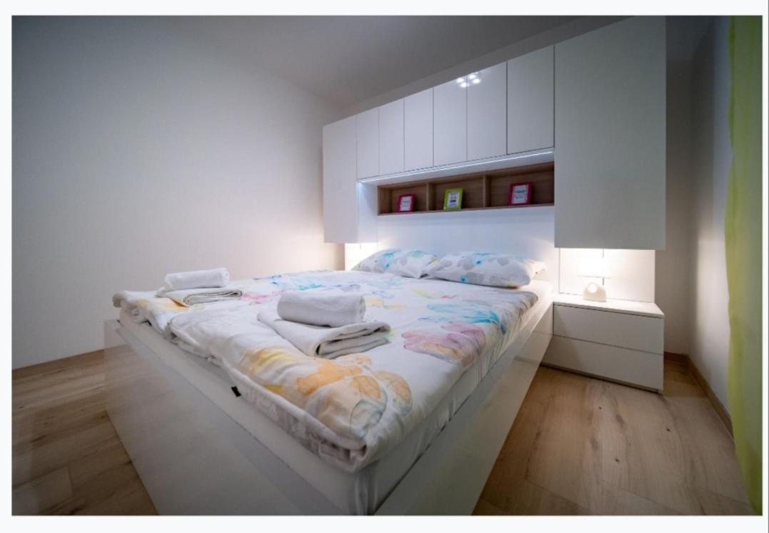 Apartments Arbis Lopar Pokoj fotografie